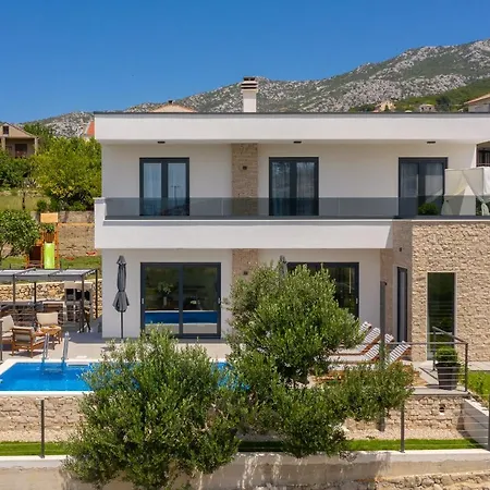La Familia Villa