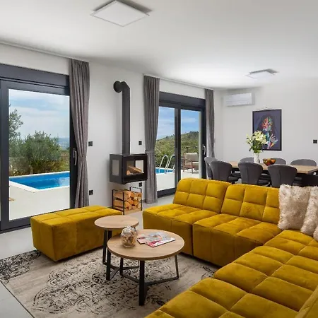 La Familia Villa