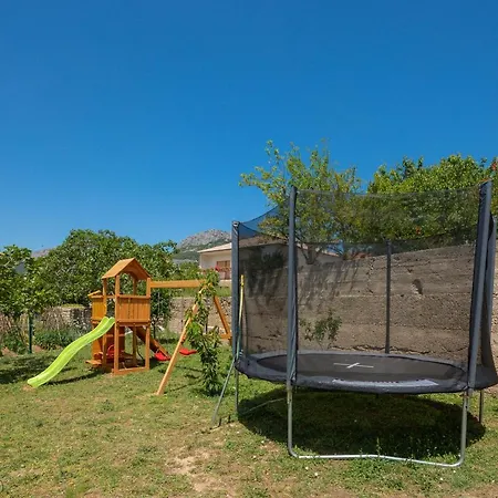 La Familia Villa Klis